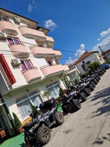 斯特鲁加Hotel Montenegro的停在大楼前的一排摩托车