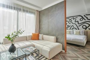 拉巴特Stayhere Rabat - Agdal 4 - Hotel的客厅配有沙发和桌子