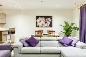 马尔萨斯卡拉A lovely 2BR home with a private balcony by 360 Estates的客厅配有沙发和紫色枕头