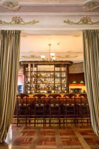 柏林柏林梅耶精品酒店的用餐室设有1间带椅子的酒吧