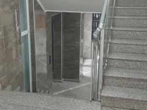 比托拉Aurum apartment的大楼内带有玻璃门的楼梯