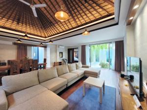金巴兰Bali - Jimbaran Bay 2 Bedroom Villa的客厅配有沙发和桌子