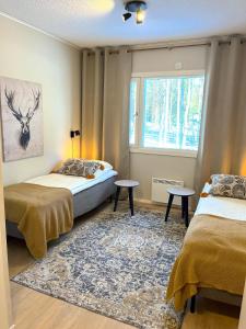 Sonka帕罗意罗马可山林小屋的一间卧室设有两张床和窗户。