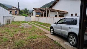 卡拉瓜塔图巴Casa Caraguatatuba Nelson的停在房子前面的汽车