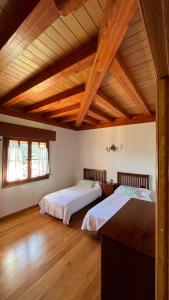 伊巴兰格鲁Villa Artegoikoa的大客房设有两张带木制天花板的床。