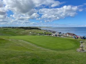 洛西茅斯Cliffside的一座以海洋为背景的高尔夫球场