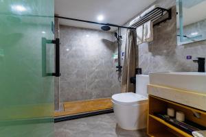 广州逸米米公寓(广州火车站西村地铁站店)的一间带水槽、卫生间和淋浴的浴室