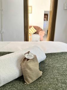 LobatseSwinburn’s Rest的一间酒店客房,床上有毛巾