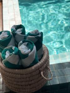 圣米格尔-杜斯米拉格里斯Casa Nina Milagres的游泳池旁的毛巾篮