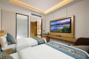 北京东方圣达酒店（近中日友好医院-鸟巢水立方-雍和宫-南锣古巷）的酒店客房设有两张床和一台平面电视。