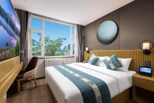 北京东方圣达酒店（近中日友好医院-鸟巢水立方-雍和宫-南锣古巷）的酒店客房设有一张床和一个大窗户