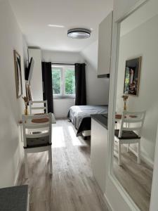 汉堡Lagom - Apartments an der Barclays Arena的一间卧室配有一张床、一张书桌和一面镜子