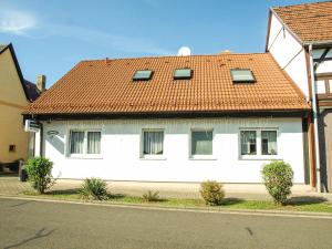 ApfelstädtPension-Rappteller的街上有红色屋顶的白色房子