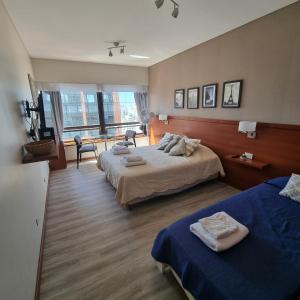 布宜诺斯艾利斯Dg Apart Obelisco的酒店客房设有两张床和窗户。