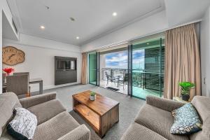 奥克兰Stunning Auckland Harbour Views的客厅配有两张沙发和一张桌子