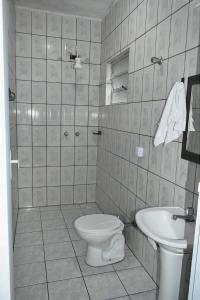伊利亚孔普里达Villagio Vistamar Ilha Comprida的一间带卫生间和水槽的浴室