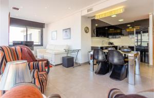 La VentetaNice Apartment In Campello With Wi-fi的一间带桌椅的客厅和一间厨房