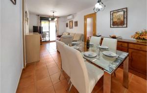 诺沃桑克蒂佩特里Cozy Apartment In Chiclana De La Front, With Outdoor Swimming Pool的用餐室以及带桌椅的起居室。