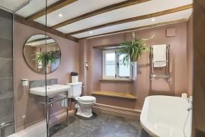 斯托昂泽沃尔德Luxury Cotswold Cottage with hot tub in Stow on the Wold!的一间带卫生间、水槽和镜子的浴室