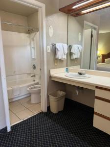 圣安东尼奥圣安东尼奥霍姆盖特一室公寓及套房酒店的一间带水槽、浴缸和卫生间的浴室