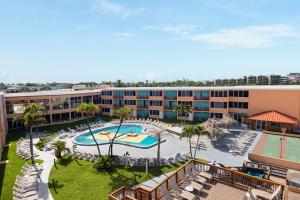 圣徒皮特海滩海豚滩度假酒店的享有带游泳池的度假村的空中景致