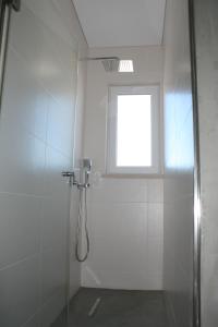 孔波尔塔Recantus Comporta的带淋浴的浴室和窗户