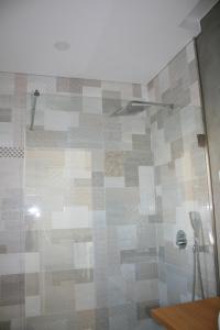 孔波尔塔Recantus Comporta的浴室里设有玻璃门淋浴