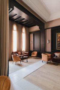 马拉喀什Kenzi Menara Palace & Resort的大楼内一个带沙发和椅子的大堂