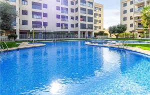 La VentetaNice Apartment In Campello With Wi-fi的一个大型蓝色游泳池,其建筑背景为: