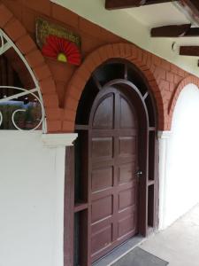 塔里哈Cabañita Villa Bella Tarija的建筑物边的棕色门