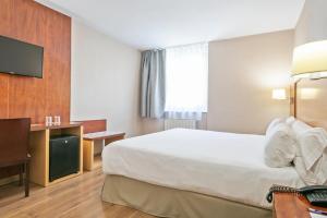 安道尔城安道尔中心最佳酒店 的配有一张床和一台平面电视的酒店客房