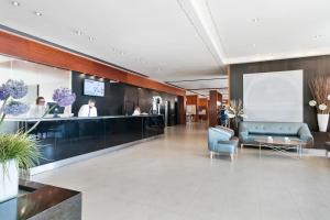 巴塞罗那福让特玛丽提姆最佳酒店的大堂设有蓝色的沙发和台面