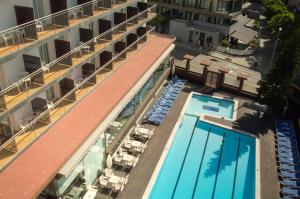 罗列特海岸ALEGRIA Mariner的享有酒店上方的游泳池景致