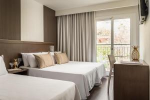 罗列特海岸ALEGRIA Mariner的酒店客房设有两张床和一个阳台。