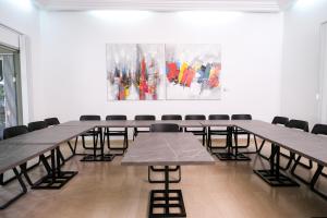 阿比让Villa Ayaba的一间设有桌椅的房间和墙上的绘画