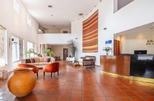 圣萨尔瓦多德朱图斯德拉韦纳酒店的客厅配有沙发和桌椅