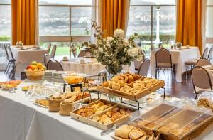 圣萨尔瓦多德朱图斯德拉韦纳酒店的一张桌子,上面摆放着各种糕点和面包