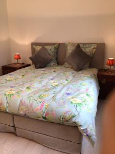 克诺克－海斯特Cosy Cottage Knokke的一张带白色棉被和枕头的床