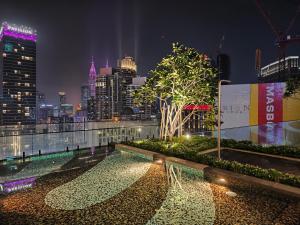 吉隆坡AXON Residence Kuala Lumpur的享有城市天际线的美景。