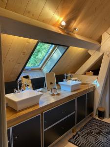 伯夫龙河畔讷安Le Gite De L'etoile Du Jour的带窗户的柜台上带两个水槽的浴室