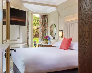都柏林Waterloo Town House & Suites的卧室设有一张白色大床和一扇窗户。