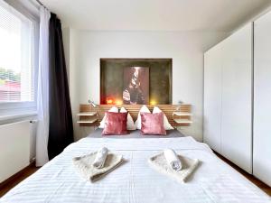 布拉格Jana's apartment, free parking的一间卧室配有一张床,上面有两条毛巾