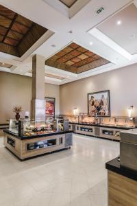 马拉喀什Kenzi Menara Palace & Resort的一间在大房间中设有自助餐的餐厅