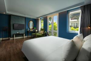 河内奥加勒瑞精品酒店及水疗中心 的卧室配有白色大床和蓝色的墙壁