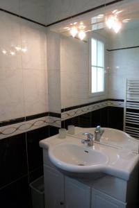 Saint-Pol-sur-TernoiseGîte 2 pers的浴室设有白色水槽和镜子