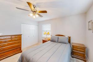 默特尔比奇3rd Avenue Oasis的一间卧室配有一张床和吊扇