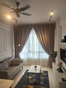 哥打巴鲁Sakifa's Home @ Troika Kota Bharu的带沙发和吊扇的客厅