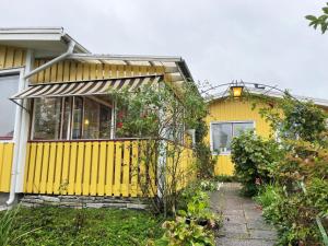 韦纳穆Well-equipped holiday home in Varnamo的黄色的房子,前面有黄色的围栏