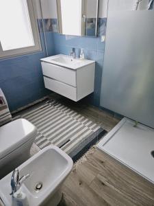 克雷莫纳A CREMONA DA GIUSY的一间带水槽和卫生间的浴室