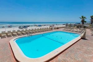 德通纳海滩海岸Fantasy Island Resort I的一个带椅子的游泳池以及海滩